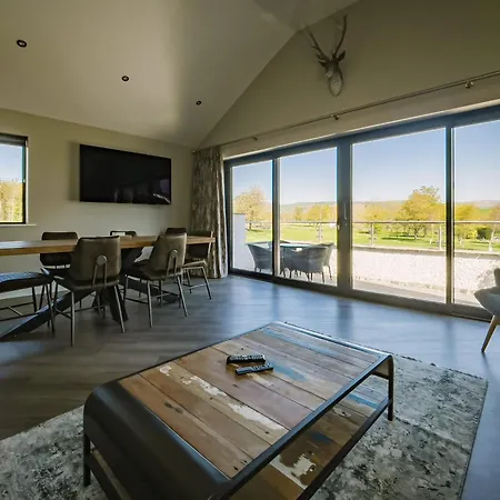 The Penthouse @ Carus Κένταλ